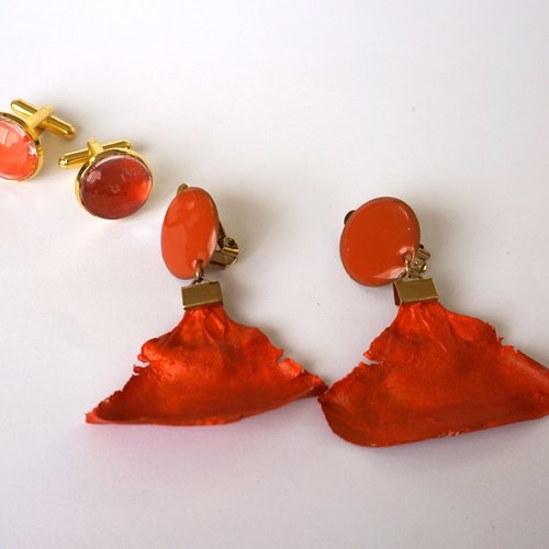 Ensemble " elle et lui" boutons de manchettes boucles d'oreilles clips cabochon et pétales de cèdre orange
