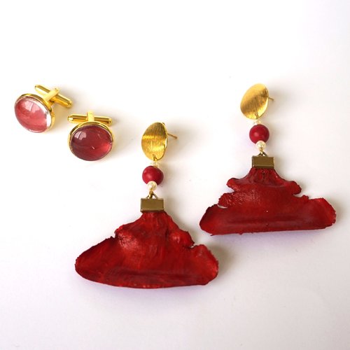 Ensemble " elle et lui" boutons de manchettes boucles d'oreilles percées doré, perles rouges et blanches et pétales de cèdre ro