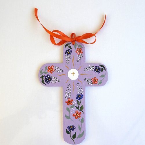 Croix de l'espérance de baptême ou de communion en bois fleurs orange, et bleue sur fond lilas