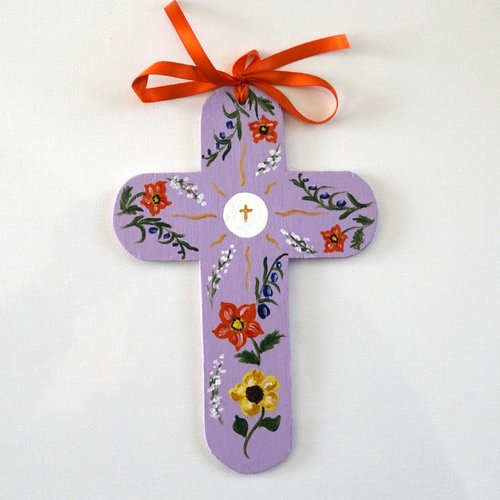 Croix de l'espérance de baptême ou de communion en bois fleurs orange, jaune et bleue sur fond lilas