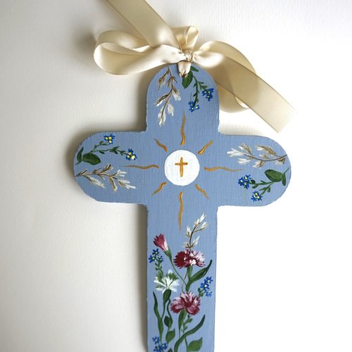 Croix de l'espérance de baptême ou de communion en bois bleu ciel fleurs rouge, blanches et bleues