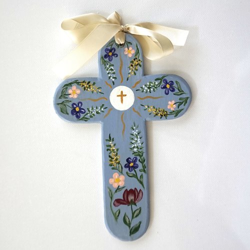Croix de l'espérance de baptême ou de communion en bois bleu ciel fleurs rouge, blanches et bleues
