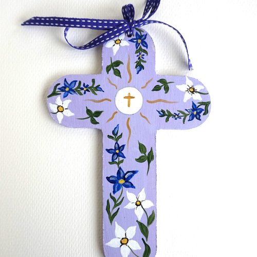 Croix de l'espérance de baptême ou de communion en bois lilas, fleurs blanches et bleues