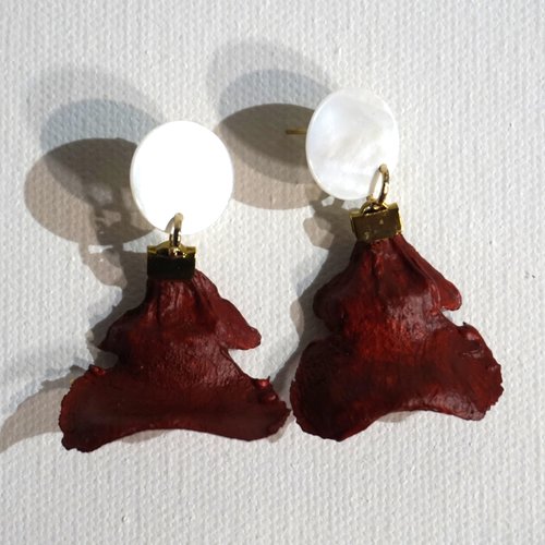 Boucles d'oreilles percées nacre et pétales de pin rouge