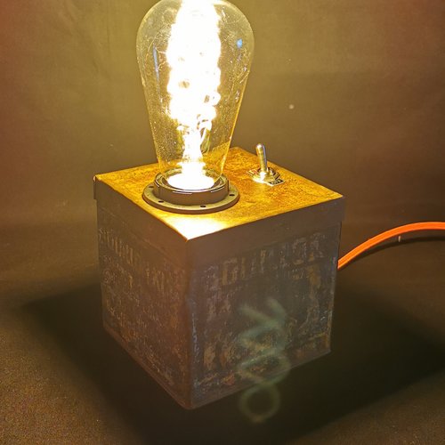 Lampe d'appoint "kub or" 002