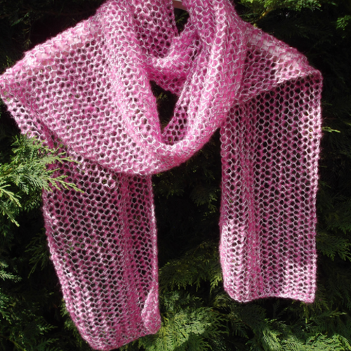 Vendu-grande étole et/ou écharpe, tricoté main au point fantaisie  avec 2 fils, de couleur rose et blanc