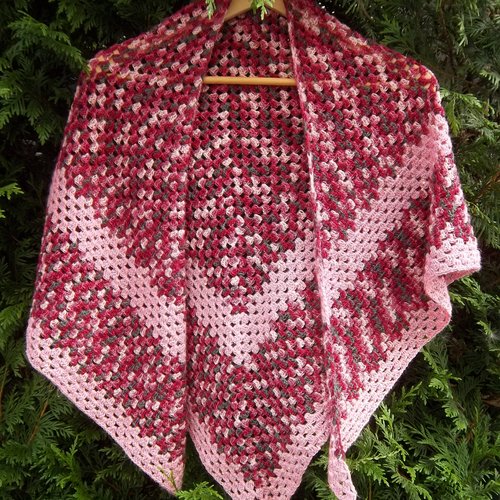 Très grand châle/chèche crocheté main en grany en diverses tonalités de rose et diverses laines