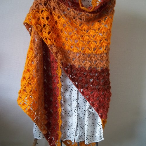Vendu -châle, chèche,chauffe-épaule crocheté mains avec une laine dans un dégradé de couleurs orange, marron, ocre, bri