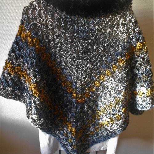 Poncho crocheté main dans une laine dégradée de gris, bleu, jaune/noir avec col fausse fourrure noire
