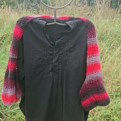 Boléro et/ou chauffe épaule, tricoté dans une laine dégradée de noir, rouge, gris, de divers points de tricots.