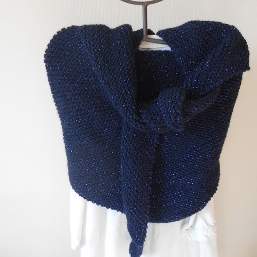 Vendu -châle/trendy bleu, tricoté main, laine avec un fil lurex légèrement brillant