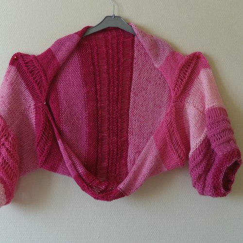Boléro, chauffe-épaule, tricoté main dans une laine degradée de diverses teintes de roses , avec une touche de blanc