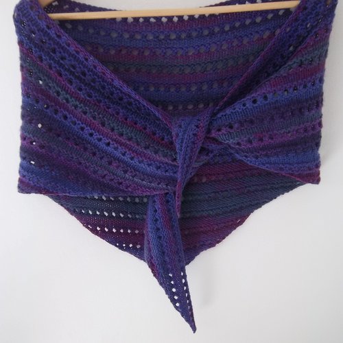 Long châle/chèche "happy", tricoté main point fantaisie, degradé de couleurs mauve/violet/bleu