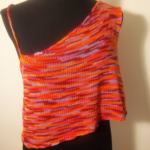 Petit dos nu vitaminé, original par sa forme, tricoté main dans une laine 100% coton multicolore
