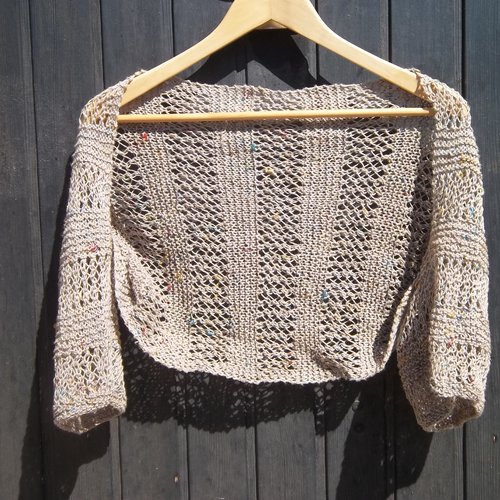 Vendu- adorable petit boléro beige/nature,tricoté main dans une laine légèrement chiné contenant du lin, avec des points aériens