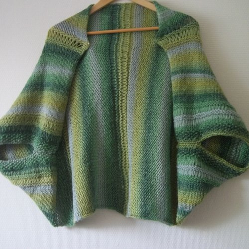 Vendu -boléro, chauffe-épaule, tricoté main dans une laine degradé de vert, avec divers points