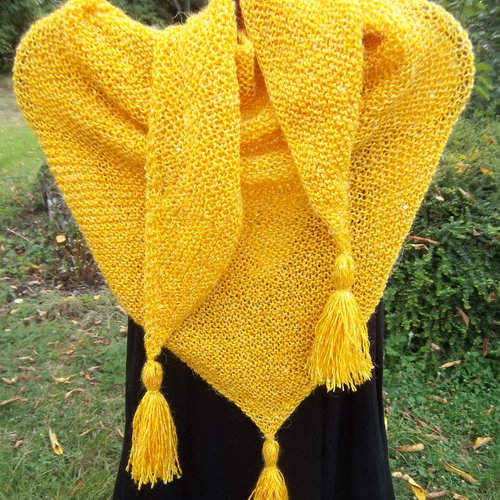 Châle/chèche jaune avec sequins, tricoté main point mousse,