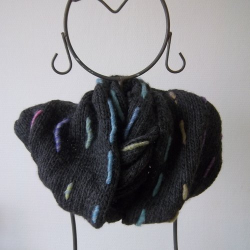 Snood double tour, de couleur gris avec des rajouts de laine peignée