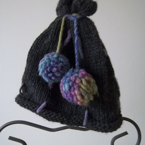 Bonnet gris, tricoté main avec ses pompons de couleurs pastels