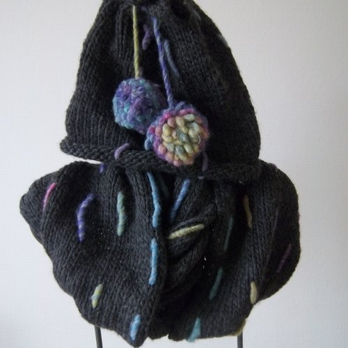 Bonnet et snood double, tricoté main, de couleur gris avec rajouts de laine peignées de diverses couleurs pastels