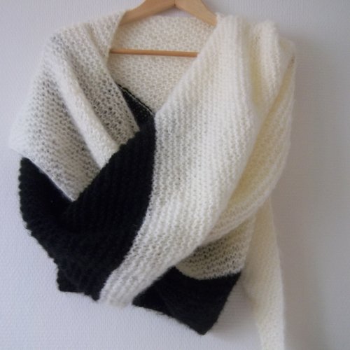 Vendu -grand châle/chèche, tricoté main, laine contenant de la laine peignée, écru/noir/écru, tout doux et tout chaud