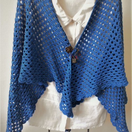 Vendu- original gilet/cape/châle, crocheté main dans une laine 100% coton de couleur bleu
