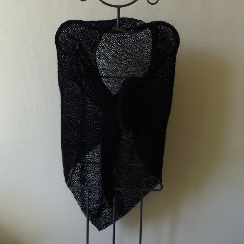 Vendu -grand châle noir, tricoté main en laine mohair. point mousse très aérien