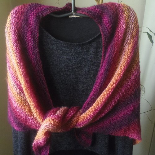 Châle/chèche en dégradé de diverses couleurs chaudes,laine très douce, tricoté main en point mousse, très léger,