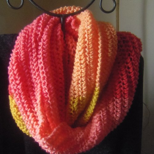 Snood tricoté main dans un point fantaisie, laine multicolore, saumon, orangé, rose, jaune foncé
