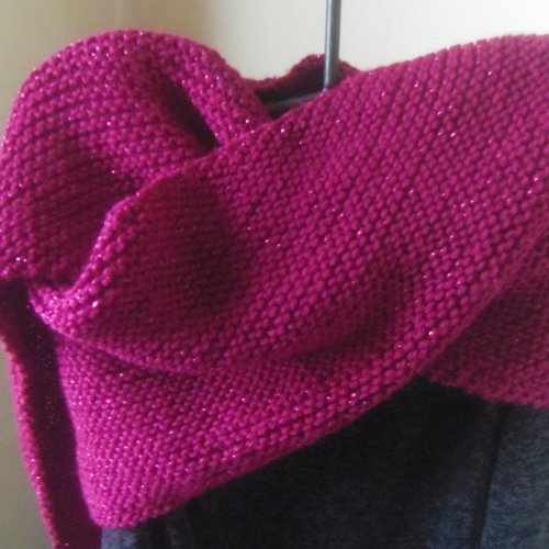 Châle tout doux, tricoté main, laine rose contenant un fil métallisé rose