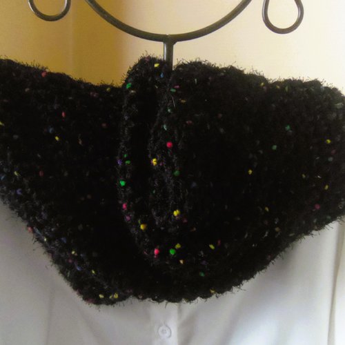 Très long snood tricoté avec une laine noire et une laine multicolore