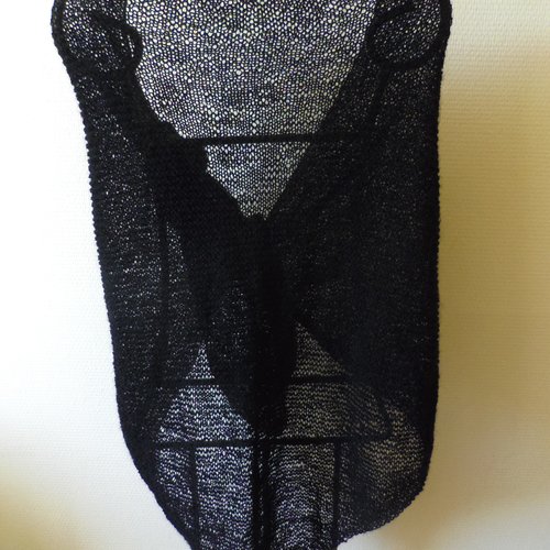 Châle noir, tricoté main en laine mohair. point mousse très aérien