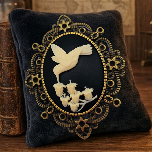 Broche camée colibri de printemps - cadeau poétique romantique.