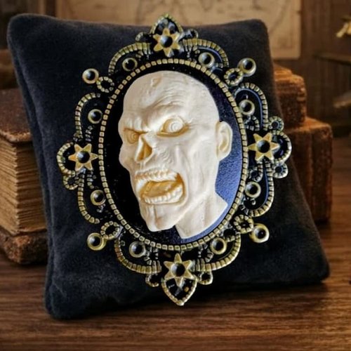 Broche zombie gothique - camée sculpté mort-vivant - univers memento mori.