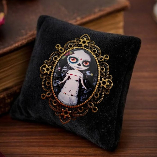 Broche poupée mariée catrina - bijou memento mori - talisman mystique.
