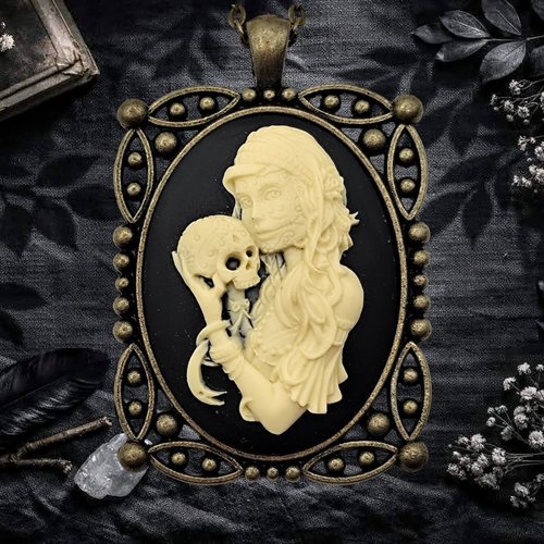 Pendentif camée moderne femme tatouée au crâne - style néo-gothique & dark academia.