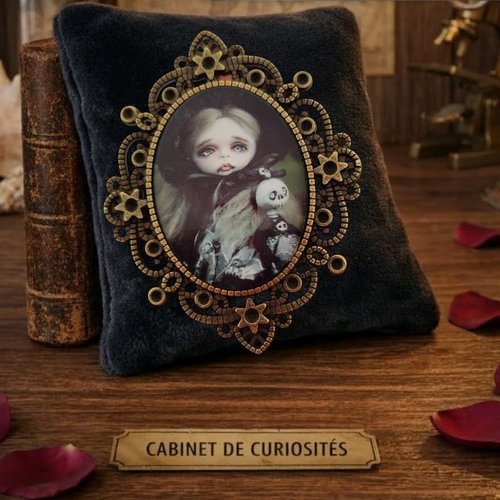 Broche poupée gothique - bijou halloween artisanal - cadeau insolite mystérieux.