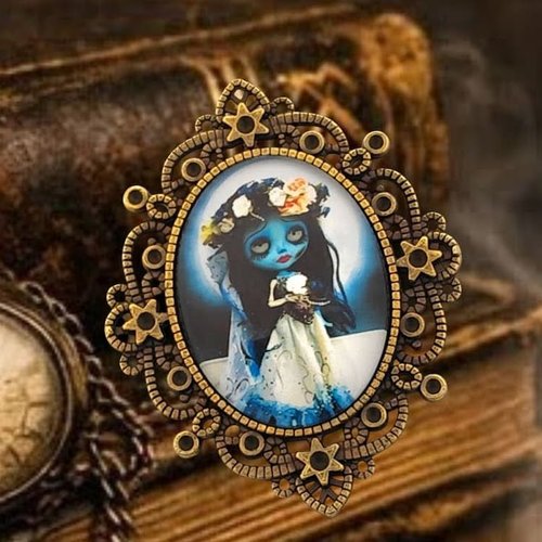 Broche baroque sacrée "sally la fiancée" - portrait poupée squelette romantique - talisman ex-voto.