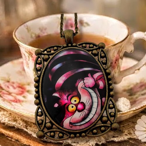 Pendentif médaillon chat du cheshire - cadeau de "non anniversaire" - bijou néo-victorien.