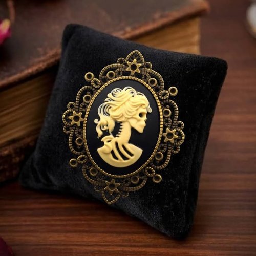 Broche squelette féminin - camée gothique anatomique - relique romantique.