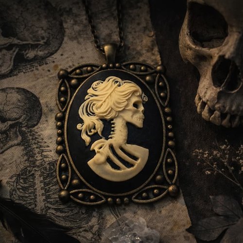 Pendentif talisman camée squelette féminin - bijou gothique anatomique victorien.