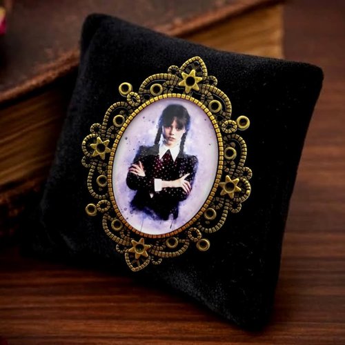 Broche portrait héroïne gothique mercredi - style victorien moderne.