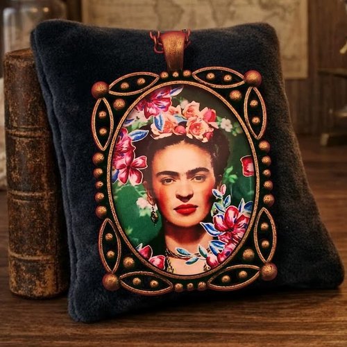 Collier talisman bohème – portrait féminin frida kahlo – folklore mexicain revisité.