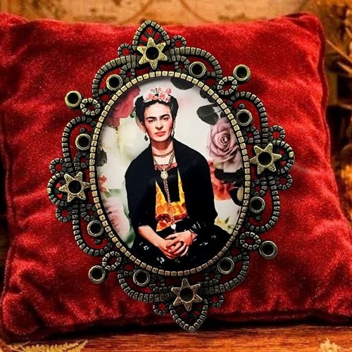 Broche artistique inspiration frida - bijou fleuri bohème chic moderne.