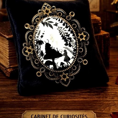 Broche "la chenille au narguilé" - grand camée des merveilles - bijou littéraire gothique.