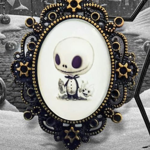 Broche gothique poétique inspiration "halloween town" – portrait de jack skellington et zéro enfant.