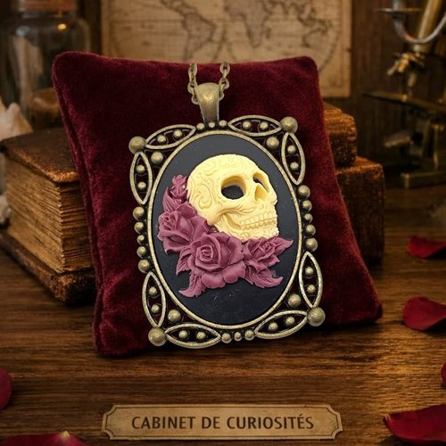 Pendentif camée sugar skull & roses violettes – bijou gothique mexicain.