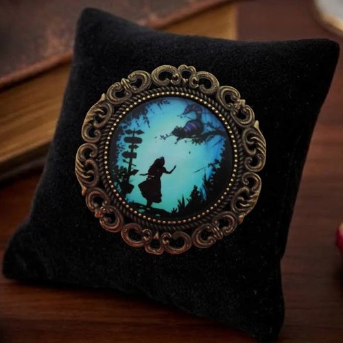 Broche  "la folle rencontre d'alice" - cabochon rond verre illustré - cadeau amie lectrice.