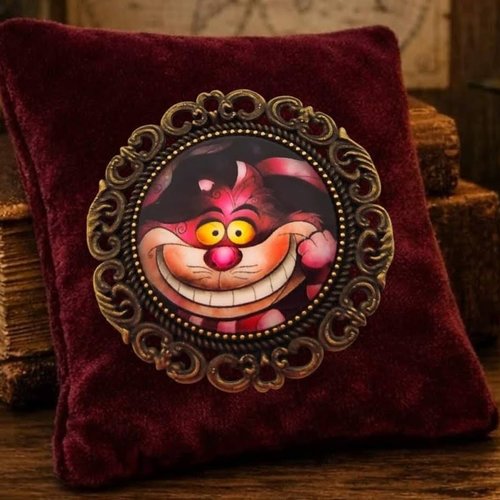 Broche ronde hommage lewis carroll - portrait du chat cheshire rayé rose - cadeau femme unique.