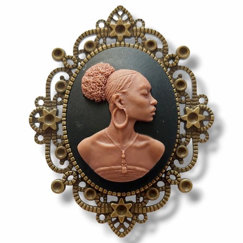 Broche portrait afro – cadeau unique pour femme noire – style baroque chic